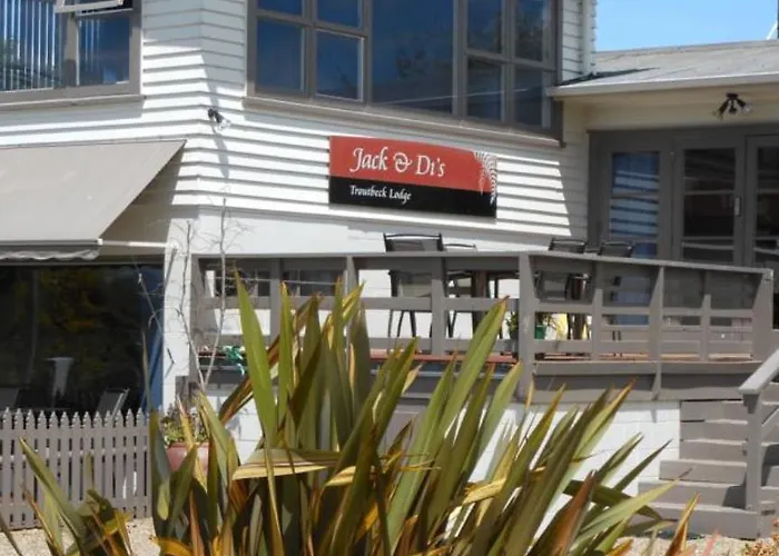 Lakeview Small 4*